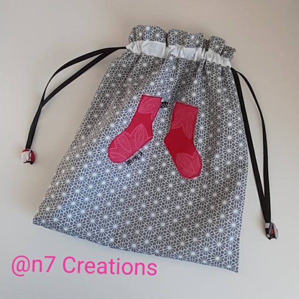 Sac à chaussettes gris et rose.