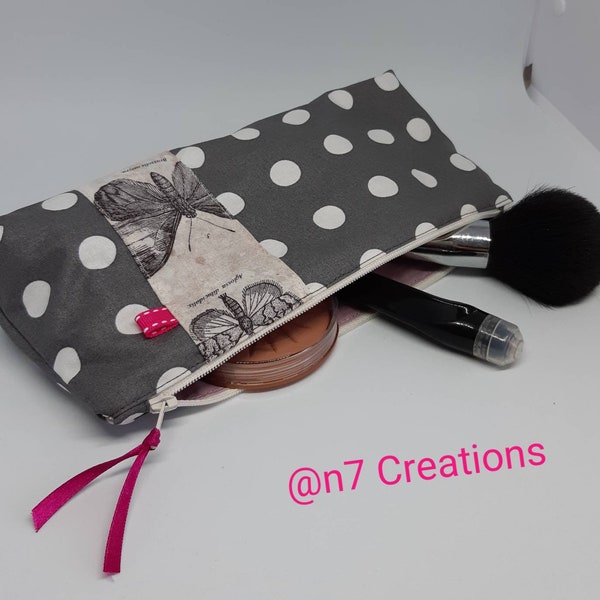 Trousse souple en tissu gris à pois blancs