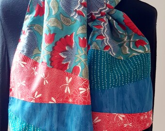 Schal-Schal aus blauen, grünen und roten Stoffen