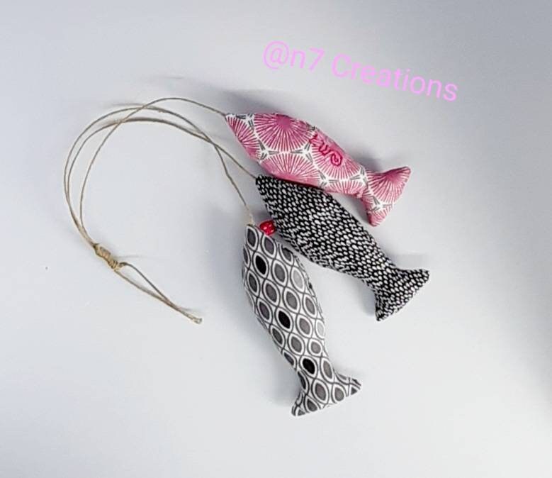 Pendentif de Poignée Porte Composé 3 Poissons Roses, Noirs, Gris et Blancs