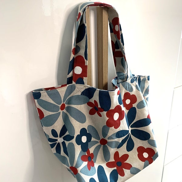 Petit sac cabas, à grandes fleurs bleues et rouges