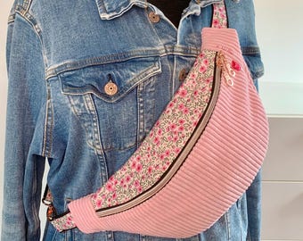 riñonera de terciopelo rosa pálido con pequeñas flores