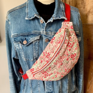 Fanny pack with small pink flowers