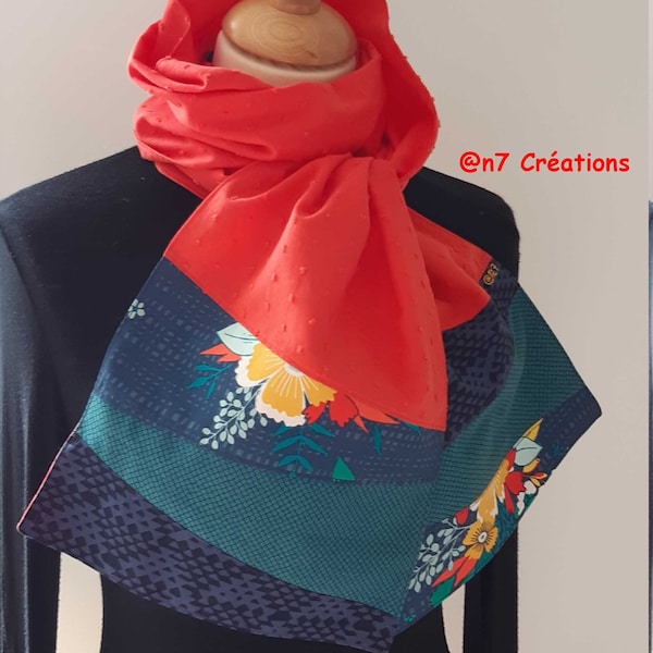 Echarpe-foulard en tissus orange, bleu et vert.