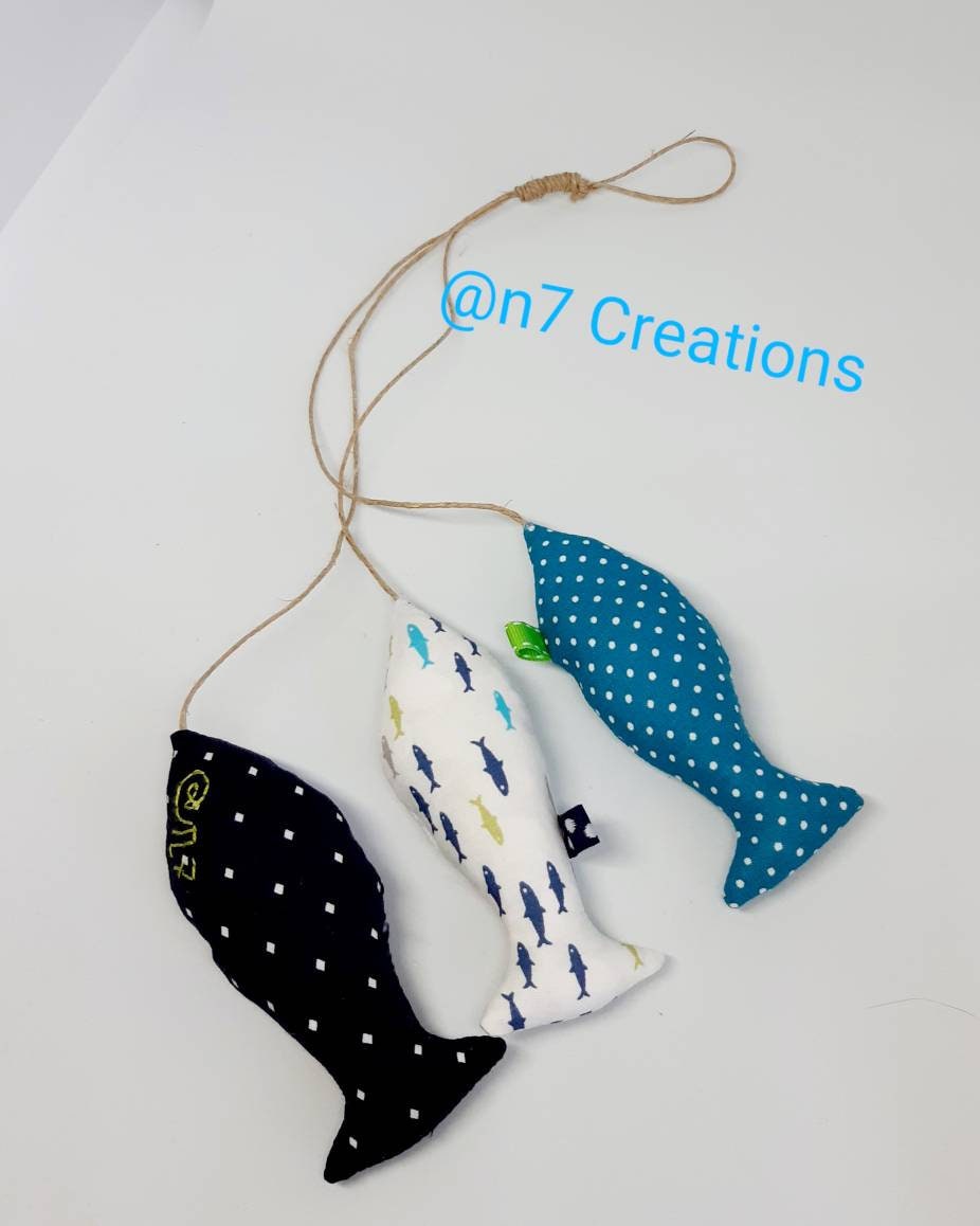 Pendentif de Poignée Porte Composé 2 Poissons Bleus à Pois Blancs et 1 Poisson Motifs.