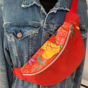 Sac banane en velours rouge et tissu coloré
