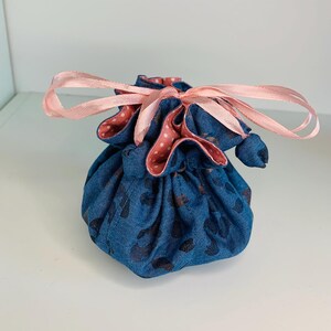 Schmuck- oder Bonbontüte mit Fächern, Jeansblau und Hellrosa