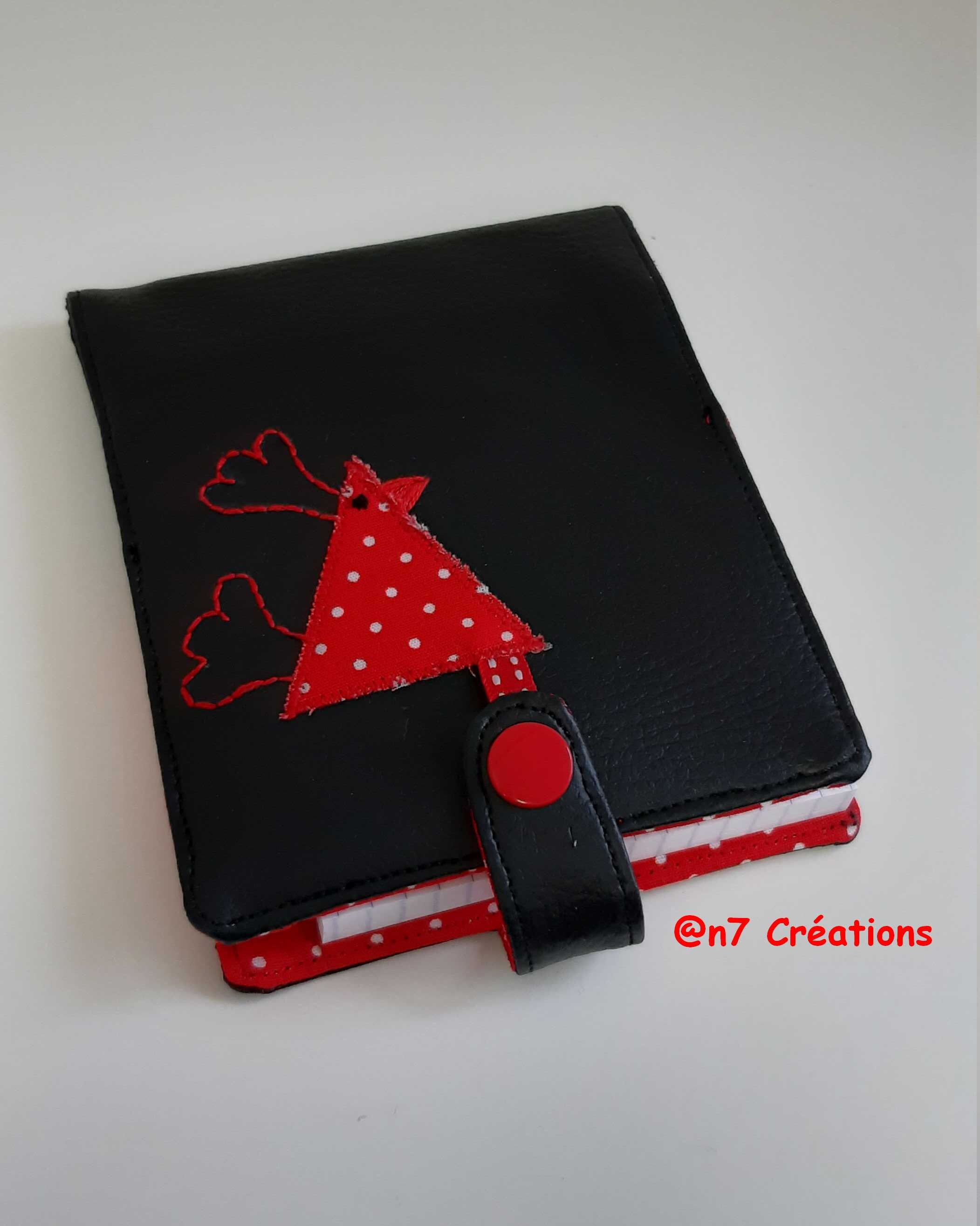 Carnet avec Sa Couverture en Simili Cuir Noir Une Poule Rouge
