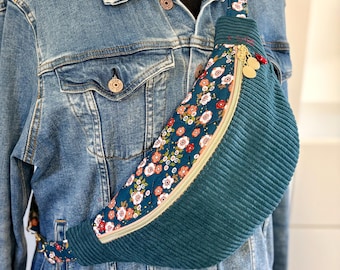 Riñonera de terciopelo azul pato con estampado floral