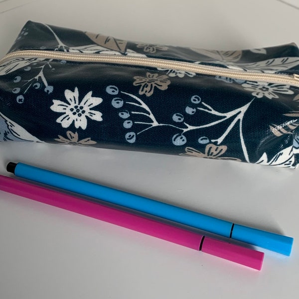 Trousse d'écolier en plastique bleu