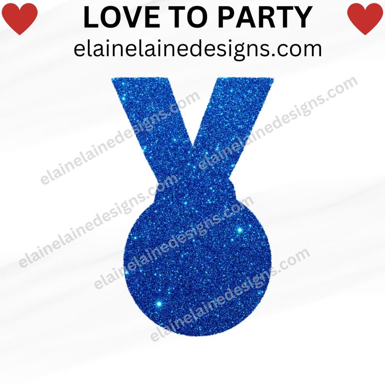 K&ouml;nnte beinhalten: Eine blaue Glitzermedaille mit Schleife, vor wei&szlig;em Hintergrund. Der Text "LOVE TO PARTY" steht oben, mit einem roten Herz auf jeder Seite. Die Website elainelainedesigns.com wird ebenfalls angezeigt.