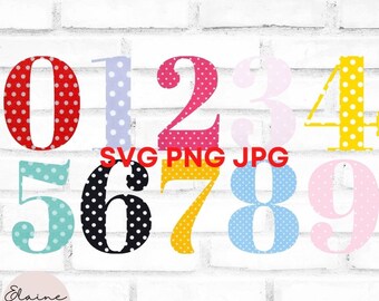 Puede incluir: Números de lunares de colores del 0 al 9 en varios colores, incluyendo rojo, rosa y amarillo, sobre un fondo de pared de ladrillo blanco. La imagen incluye el texto "SVG PNG JPG" y el logotipo "Elaine Designs".