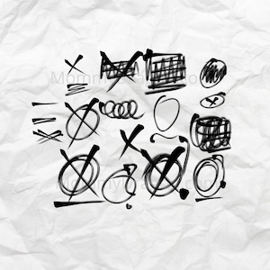 Può includere: Una collezione di disegni a inchiostro nero su uno sfondo di carta bianca stropicciata. I disegni includono cerchi, quadrati, croci e altre forme astratte.