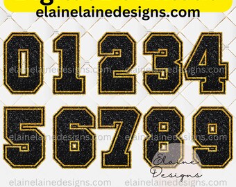 Può includere: Download digitale di numeri glitterati neri e oro da 0 a 9 in stile collegiale. I numeri hanno un riempimento glitter nero con un contorno dorato. Il testo "Digital Download" e "PNG Transparent Background" si trova nella parte superiore e inferiore dell'immagine.