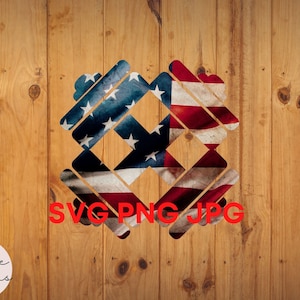 Puede incluir: Un diseño digital con un patrón geométrico con una superposición de bandera estadounidense. El diseño está en colores rojo, blanco y azul. El texto "SVG PNG JPG" está debajo del diseño.