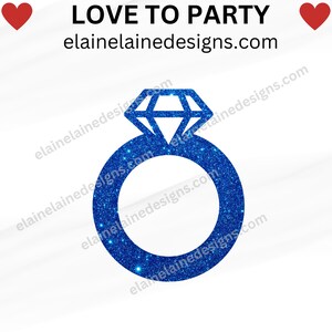 K&ouml;nnte beinhalten: Grafik eines blauen Glitzer-Verlobungsrings mit rautenf&ouml;rmiger Spitze. &Uuml;ber dem Ring steht der Schriftzug "LOVE TO PARTY", darunter die Website elainedesigns.com. Rote Herzen befinden sich auf beiden Seiten des Textes.