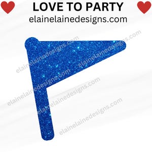 K&ouml;nnte beinhalten: Eine blaue Glitzerflagge mit abgerundeter Oberseite und geradem Mast. Der Text "LOVE TO PARTY" steht &uuml;ber der Flagge, darunter eine Website-Adresse. Rote Herzgrafiken befinden sich auf beiden Seiten des Textes.