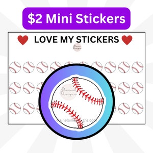 Könnte beinhalten: Ein Blatt mit 36 Mini-Baseball-Aufklebern. Die Aufkleber sind weiß mit roten Nähten und in einem Raster angeordnet. Das Blatt ist von einem weißen Rand umgeben und der Text "LOVE MY STICKERS" befindet sich oben. Der Text "2€ Mini-Aufkleber" befindet sich in einem lilafarbenen Banner oben im Bild.