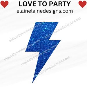 K&ouml;nnte beinhalten: Ein blauer Glitzer-Blitz-Grafik mit dem Text "LOVE TO PARTY" und der Website elainedesigns.com. Zwei rote Herzen befinden sich auf beiden Seiten des Textes. Der Blitz ist der Mittelpunkt.