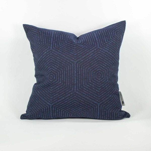 Housse Coussin EXTÉRIEUR 18" x 18", Tissu extérieur Sunbrella Enrich Indigo, Motif Géométrique bleu marin, Tissu extérieur 100% Acrylic