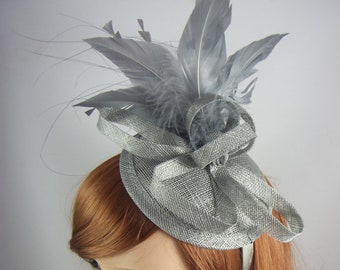 Silber Grauer Sinamay Fascinator mit Federn - Besondere Anlässe Hochzeit