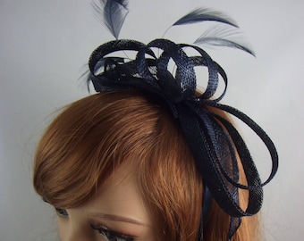 Marineblauer Sinamay Loop & Blatt Fascinator mit Federn - Anlass Hochzeit Rennen