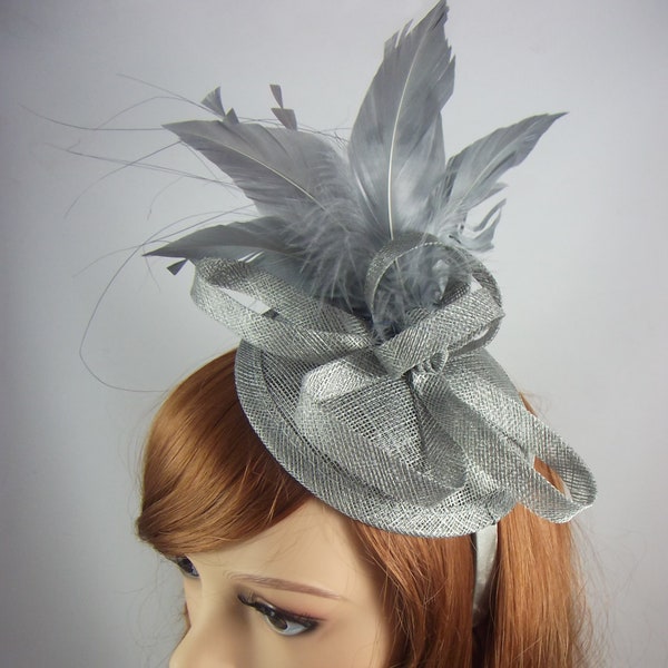 Silber Grauer Sinamay Fascinator mit Federn - Besondere Anlässe Hochzeit