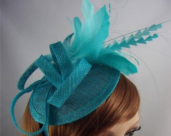 Türkisblauer Sinamay-Fascinator mit Federn – besondere Anlässe, Hochzeitsrennen