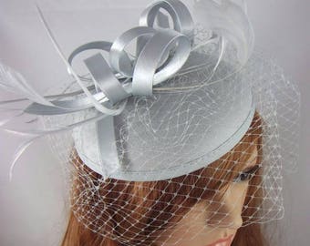 Fascinateur de chapeau de feutre gris argenté avec boucle de satin et voile de cage à oiseaux - Courses de mariage