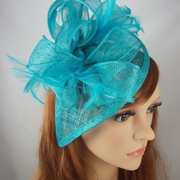 Bibis Sinamay en forme de larme bleu turquoise avec plumes - Chapeau pour occasions spéciales courses de mariage