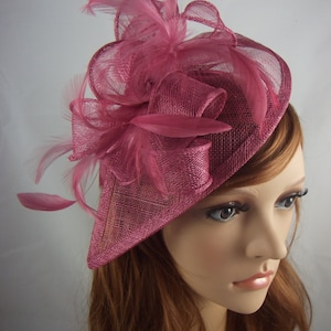 Wein Rosa Teardrop Sinamay Fascinator mit Federn - Hochzeit besondere Anlässe Hut