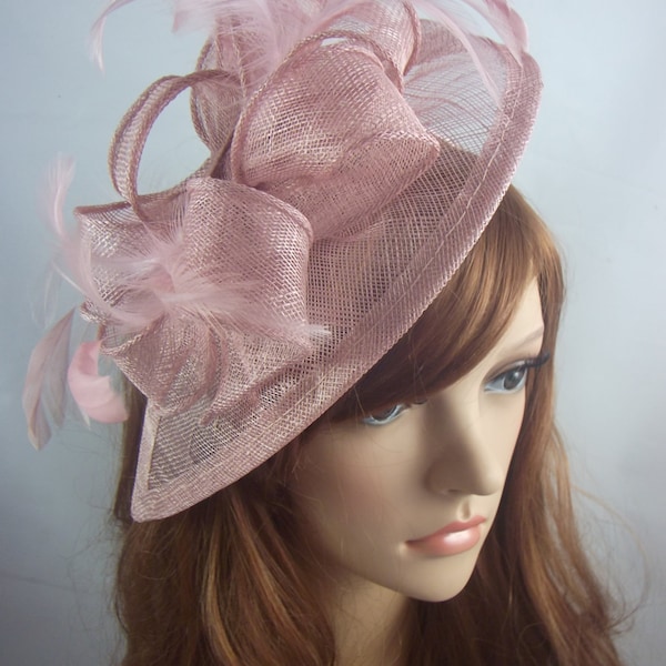 Bibis Sinamay en forme de larme rose poudré chiné avec plumes - Chapeau pour occasions spéciales courses de mariage