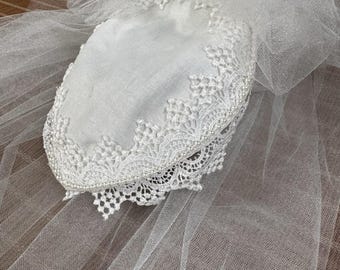 Velo vintage etéreo estilo Julieta con gorro, adornado con encaje y cuentas, ideal para bodas y novias.