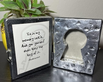 Marco de fotos Frameology de los años 90, de metal martillado, con llave plateada, Shakespeare Poetcore