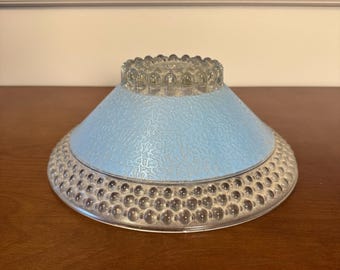 Lámpara de techo vintage con pantalla de clavos MCM, vidrio texturizado azul, estilo de montaje semiempotrado