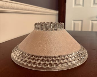 Lámpara de techo vintage con pantalla de clavos MCM, vidrio texturizado rosa, estilo semiempotrado