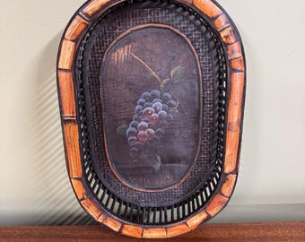 Bandeja de servir vintage de estilo campestre francés, de ratán, bambú y madera con motivo de uvas.