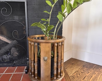 Soporte para plantas de cesta de huso de madera vintage con cabeza de león y sombrilla neoclásica de mayordomo.