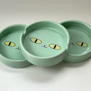 Cenicero con forma de ojo de gato kawaii: un regalo de cerámica único hecho a mano para los amantes de los gatos (elige tu color)