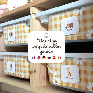 Peut inclure: Des boîtes de rangement avec des motifs vichy jaunes et des marguerites sont empilées sur des étagères en bois. Chaque boîte a une étiquette avec une image et un mot. L'image comprend le texte "Étiquettes imprimables jouets".