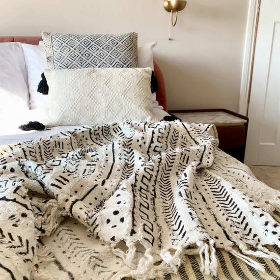 Handmade natural color style Throw Blanket for Sofas Black & White Hand