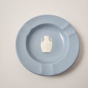 Wedgewood of Etruria Barlaston Blue and White Amphora Queen&#39;s Ware Ashtray, Made in England