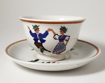 Alpine Peasant Ware Teacup and Saucer Set Dancing Pair, hecho en Alemania