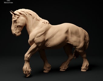Puede incluir: Una escultura en miniatura detallada y pintada a mano de un caballo marrón con una musculatura imponente. El caballo está de pie sobre sus cuatro patas y tiene la cabeza girada hacia un lado. La escultura está hecha de resina marrón claro y tiene un acabado liso y pulido.