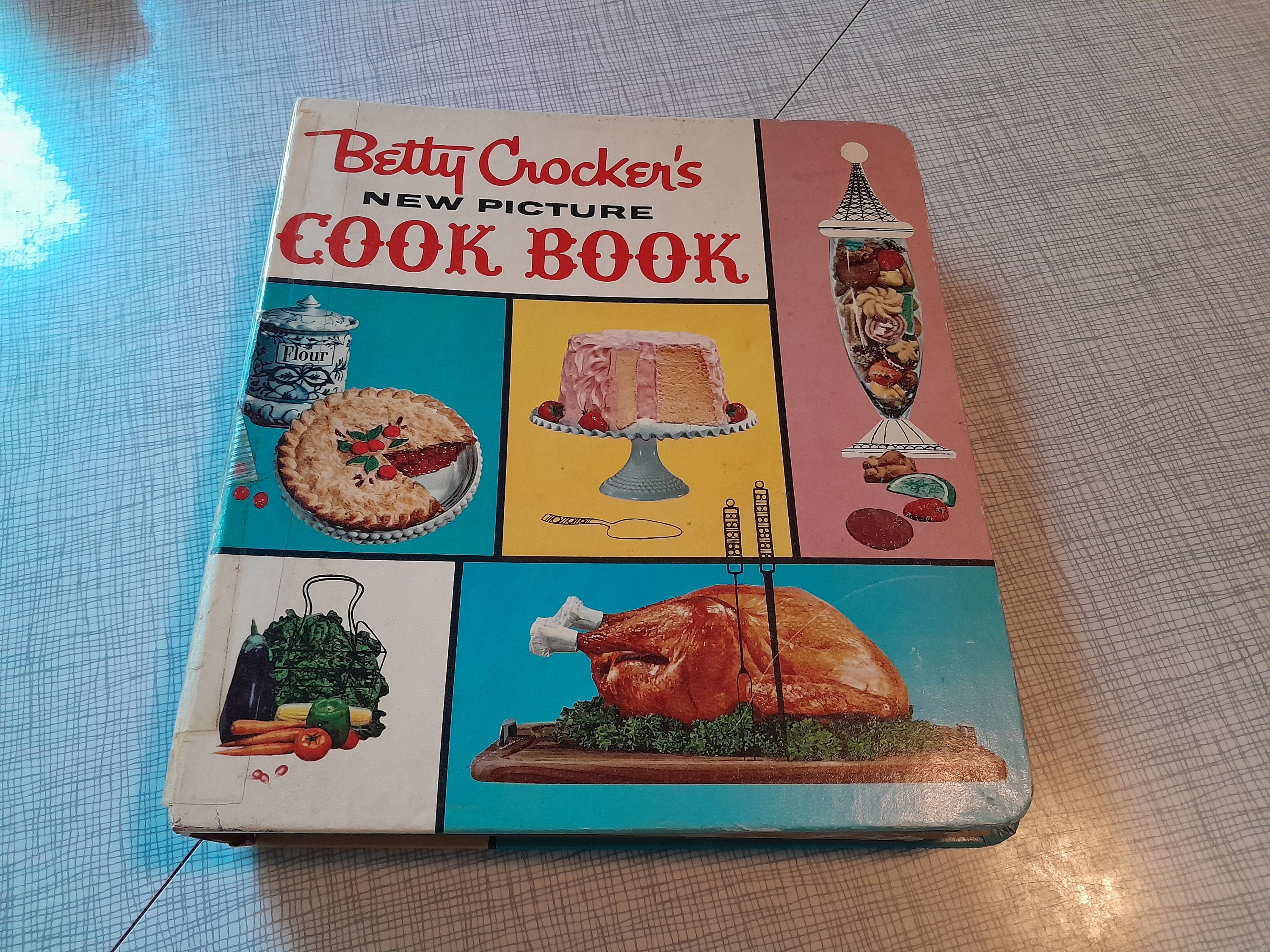 Vintage 1961 Betty Crocker's New Picture Cook Book 5-ring