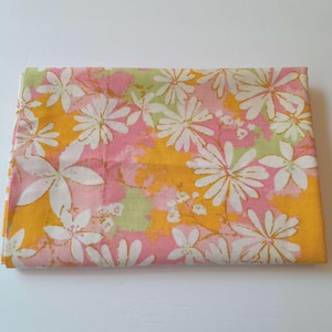 vintage des années 1960 des années 70, taie d&#39;oreiller florale king size mélange de coton 20 1/2 x 41&quot; fleurs mod rose orange vert