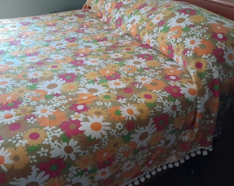 Vintage 1970s Fieldcrest Full Bedspread Coverlet "Lazy Daisy" Mod Flowers Ball Fringe Trim