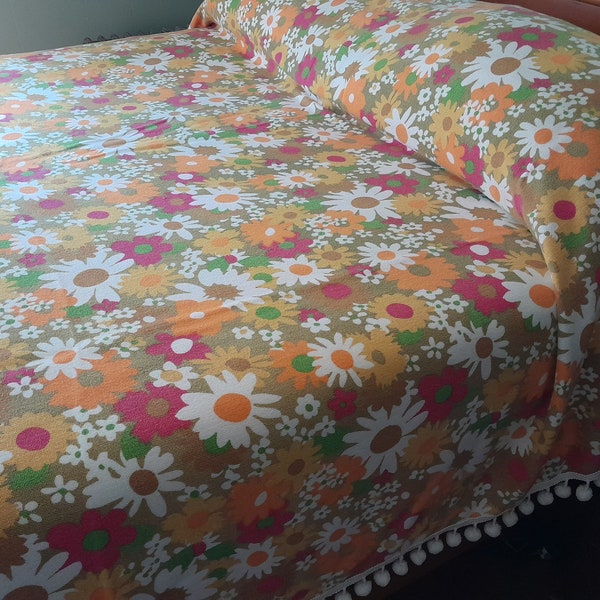 Vintage 1970s Fieldcrest Full Bedspread Coverlet "Lazy Daisy" Mod Flowers Ball Fringe Trim