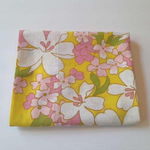 Vintage taie d&#39;oreiller standard Mod Floral rose jaune vert blanc