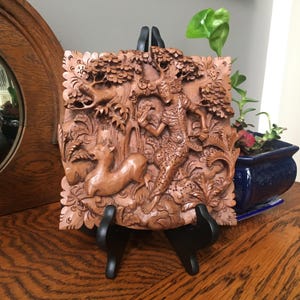 BALI Balinees handgesneden wanddecor, Sita met gouden hert, Ramayana, 3D-houtsnijwerk, Indonesisch houtsnijwerk, 7 1/4&quot; x 7 1/4&quot;